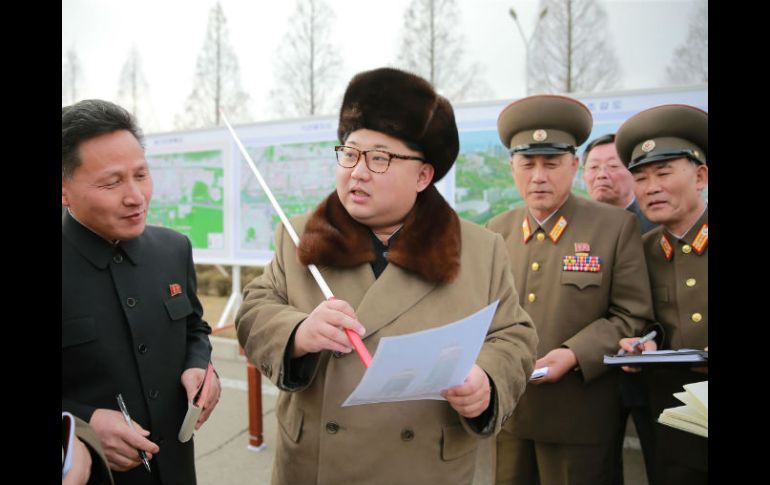 Kim Jong-un expresó su gran satisfacción por el éxito de los ejercicios militares, y pidió estar alerta ante invasiones enemigas. AFP / KNS