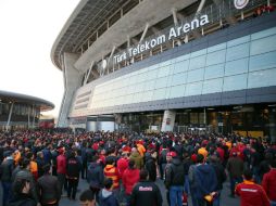 Los fanáticos tuvieron que abandonar el estadio. AP / ESPECIAL