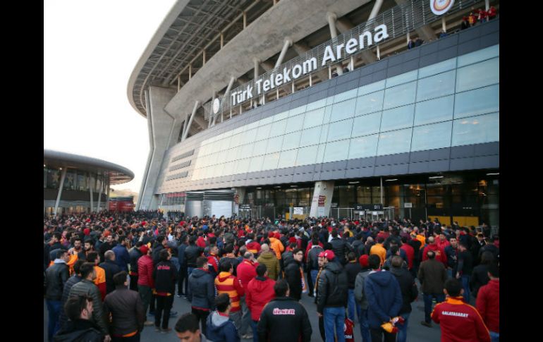 Los fanáticos tuvieron que abandonar el estadio. AP / ESPECIAL