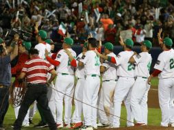 El equipo mexicano celebra al finalizar el encuentro. EFE / A. Zepeda