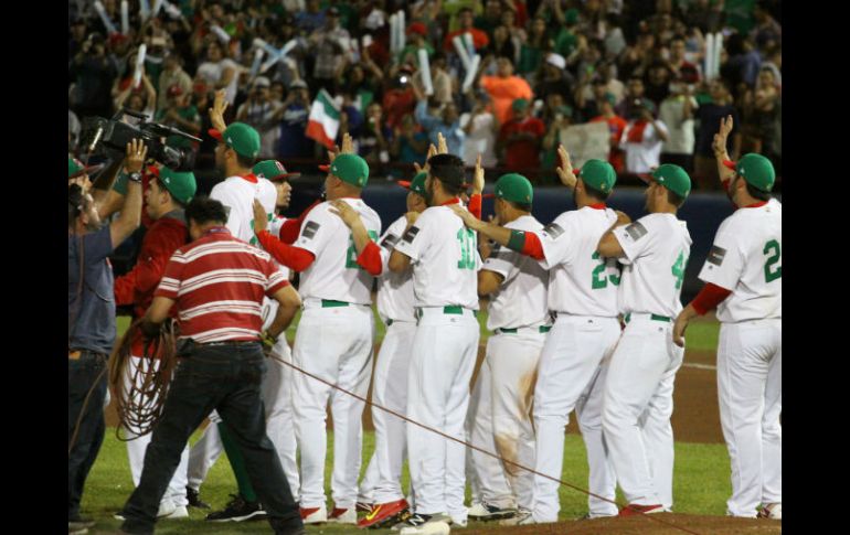 El equipo mexicano celebra al finalizar el encuentro. EFE / A. Zepeda