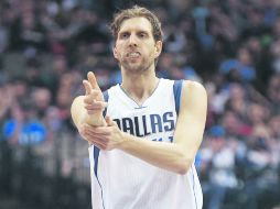 Letal. El alemán Dirk Nowitzki acumula ocho juegos consecutivos de 20 o más puntos; ayer anotó 40. AP / B. Wade