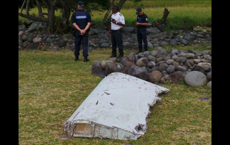 En julio, se encontró un fragmento del ala del avión en la isla Reunión, situada al este de Madagascar. ESPECIAL /