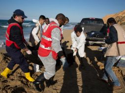 Fuerzas navales y servicios libios de guardacostas transportan los cuerpos a la morgue local. EFE / STR