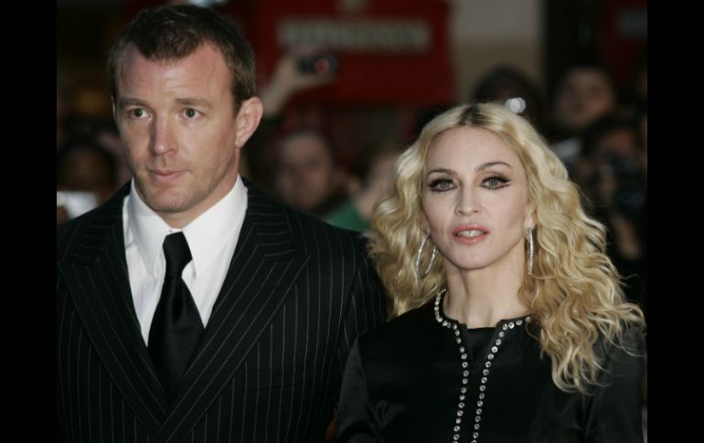 Madonna y el cineasta Guy Ritchie mantienen un pleito legal por la custodia de su hijo Rocco. AP / ARCHIVO