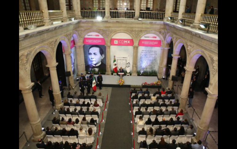 En la conmemoración por el Natalicio de Juárez, Mancera asegura que la construcción de la leyes en la Ciudad ''jamás será regresiva''. TWITTER / @ManceraMiguelMX