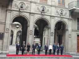 El Presidente Peña Nieto, monta una guardia de honor en el monumento a Benito Juárez, acompañado de otros funcionarios. YOUTUBE / Gobierno de la República