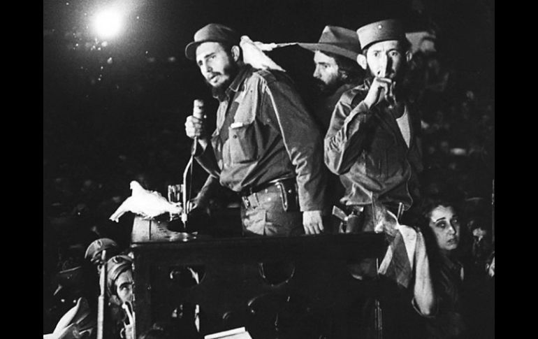 Fidel Castro (i) llegó al poder en Cuba en 1959 tras el éxito de la Revolución Cubana, fue el inicio de los conflictos. AP / ARCHIVO