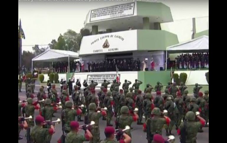 Durante la entrega de reconocimientos, el Presidente les recordó que son los primeros obligados en actuar apegados a la ley. TWITTER / @PresidenciaMX