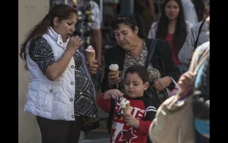 El nacimiento por cesárea y el no darles leche materna, son algunas de las causas para que los niños ganen peso. EL INFORMADOR / ARCHIVO