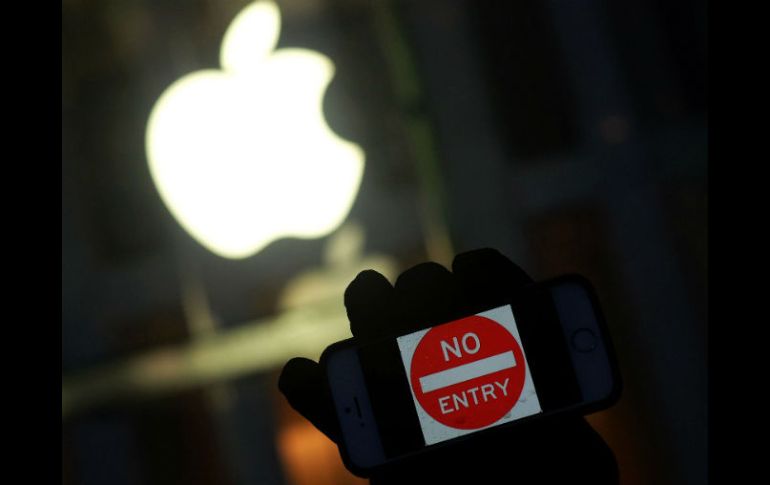 El gobierno había acudido a la justicia para obligar a Apple a desbloquear el aparato. AFP / ARCHIVO