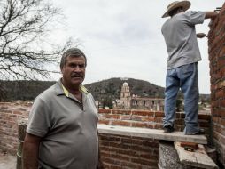 Jesús Gutiérrez Espinoza supervisa la construcción de su nueva casa en Temacapulín. EL INFORMADOR / R. Tamayo