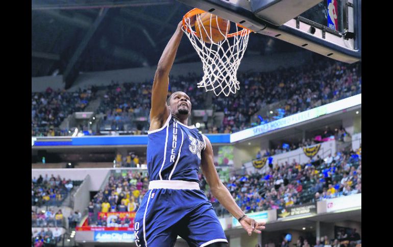 Kevin Durant. El jugador de Oklahoma City clava el balón durante el partido del sábado pasado ante los Pacers. AFP /  A. Lyons