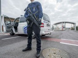 Oficiales de policía resguardan el perímetro del aeropuerto de Bruselas. AFP / F. De Smet