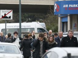 Los alrededores del aeropuerto y la estación del metro afectados fueron evacuados por las autoridades. EFE / L. Dubrule