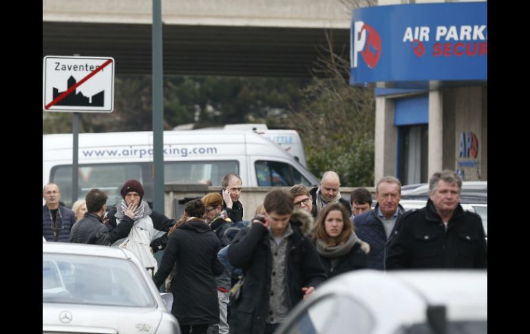 Los alrededores del aeropuerto y la estación del metro afectados fueron evacuados por las autoridades. EFE / L. Dubrule