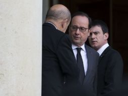 François Hollande (c), conversa con Manuel Valls (d), y Jean-Yves Le Drian (i) tras la reunión de emergencia. EFE / I. Langsdon