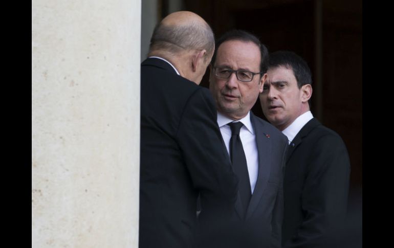 François Hollande (c), conversa con Manuel Valls (d), y Jean-Yves Le Drian (i) tras la reunión de emergencia. EFE / I. Langsdon