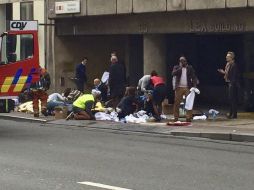 Servicios de emergencia atienden a los heridos en la estación de metro de Malbeek en Bruselas. EFE / F. Calledda