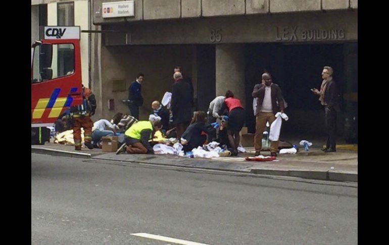 Servicios de emergencia atienden a los heridos en la estación de metro de Malbeek en Bruselas. EFE / F. Calledda