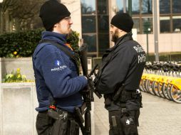 Un par de agentes policiacos montan guardia afuera de la estación de tren atacada hoy en Bruselas. AFP / P. Huguen