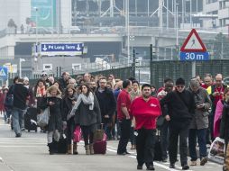 La joven y otros estudiantes extranjeros, tuvieron que descender del avión sin sus pertenencias. AP / G. Vanden