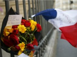 Un ramo de flores permanece afuera de la embajada de Bélgica en París como tributo a las víctimas del atentado. AFP / T. Samson