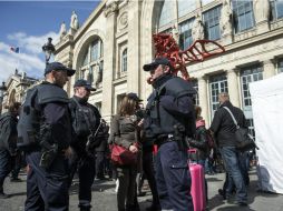 Gendarmes vigilan la estación ferroviaria de Gare du Nord en París, Francia. EFE / E. Laurent