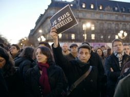 Ciudadanos se reúnen en el centro de Bruselas y de París en tributo a las víctimas de los ataques de hoy. AFP / M. Bureau