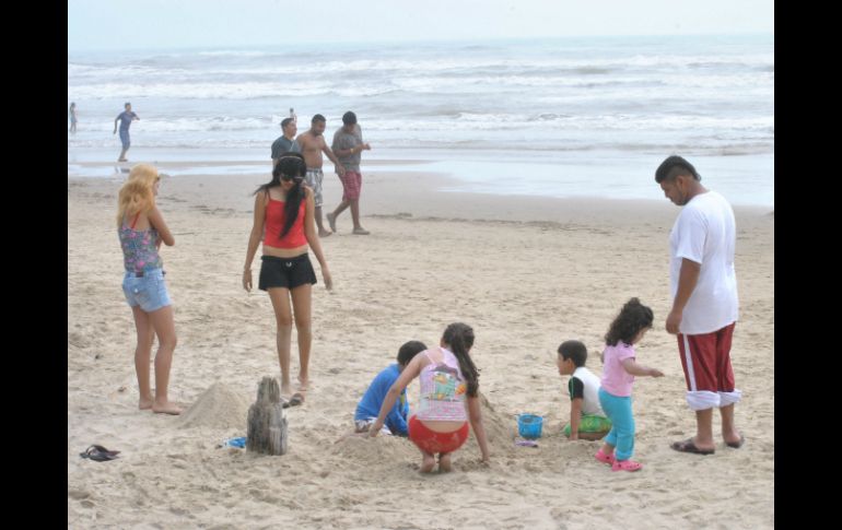 Exhortan a los turistas a seguir las recomendaciones y no ingresar al mar si hay bandera roja. NTX / Especial