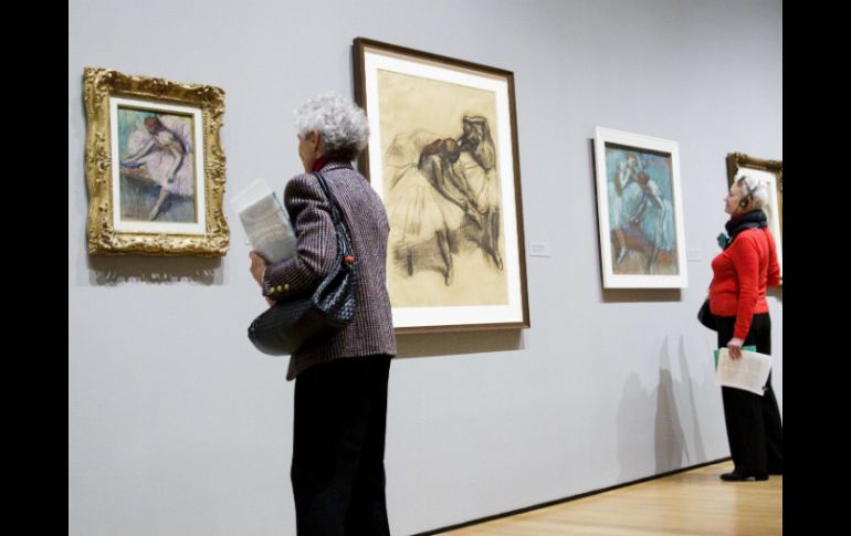 La retrospectiva consta de un centenar de monotipos y otros trabajos del artista como pinturas y dibujos. EFE / J. Lane