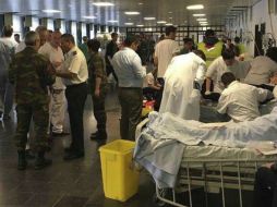 Varios heridos son atendidos en el hospital militar de Neder, cerca del aeropuerto de Zaventem. EFE / STRINGER