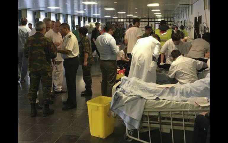 Varios heridos son atendidos en el hospital militar de Neder, cerca del aeropuerto de Zaventem. EFE / STRINGER