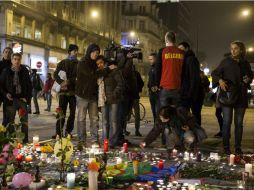 Varias personas se congregaron en la Place de la Bourse, en Bruselas, para rendir homenaje a las víctimas. EFE / C. Petit