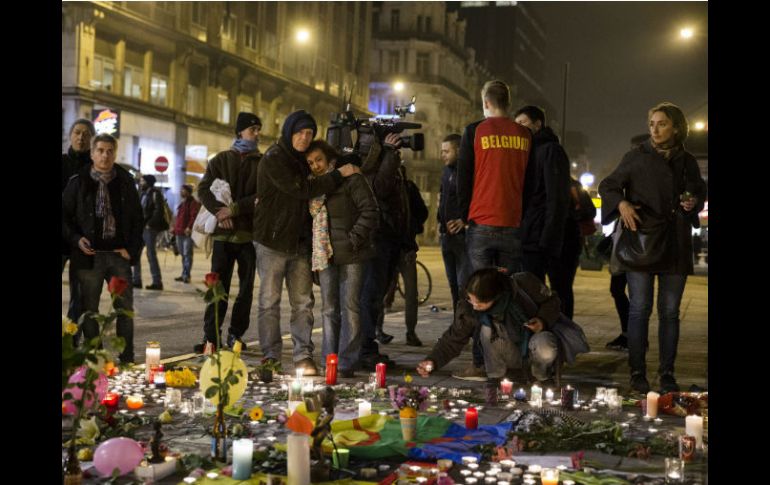 Varias personas se congregaron en la Place de la Bourse, en Bruselas, para rendir homenaje a las víctimas. EFE / C. Petit