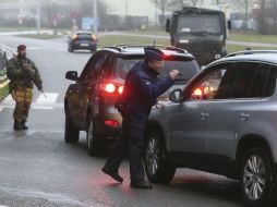 Soldados belgas registran vehículos en el aeropuerto de Zaventem. EFE / O. Hoslet