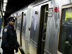 El metro en Bélgica amaneció con la presencia de militares y policías. EFE / J. Lane