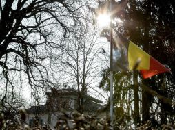 Las banderas europeas continúan a media asta en el exterior de los edificios oficiales. EFE / S. Di Nolfi