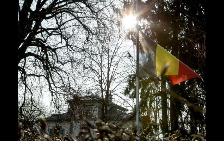 Las banderas europeas continúan a media asta en el exterior de los edificios oficiales. EFE / S. Di Nolfi