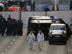 La policía llega al barrio de Schaerbeek gracias a la información de un conductor de taxi, quien dice transportó a tres sospechosos. EFE / Y. Valat