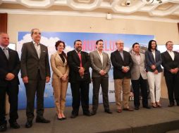 Aristóteles, Graco y representantes de la aerolínea TAR durante la presentación del vuelo. TWITTER / @AristotelesSD