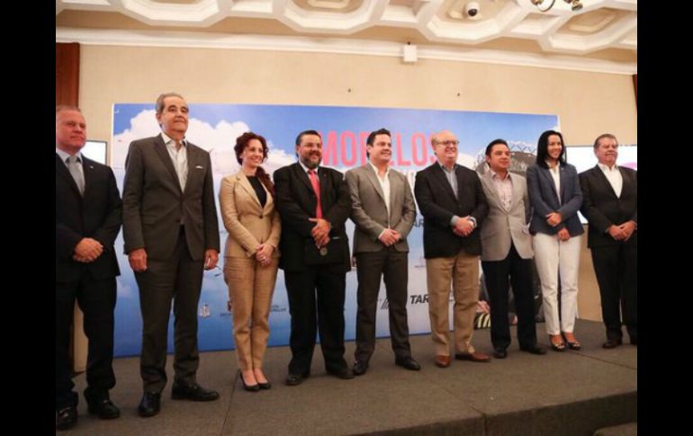 Aristóteles, Graco y representantes de la aerolínea TAR durante la presentación del vuelo. TWITTER / @AristotelesSD