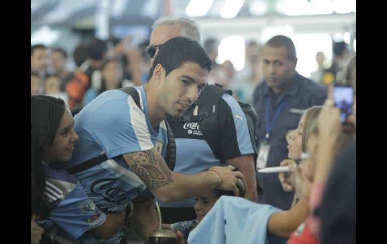 Se anticipa la presencia de miles de uruguayos que han viajado para ver a Suárez tras dos años alejado por morder a un jugador. EFE / J. R. Veiga