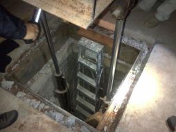 Al continuar con la diligencia se localizó un túnel oculto bajo la loza del piso tapado con un bloque de concreto. AP / ARCHIVO