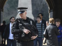 La policía vigila intensivamente las calles de Bélgica, en donde los habitantes tratan de restablecer su vida diaria. EFE / A. Rain