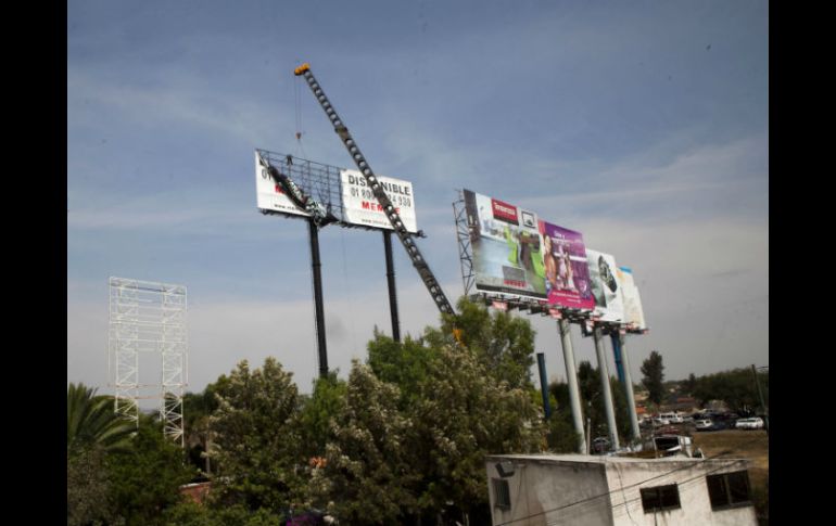 Desde octubre pasado, en Tlajomulco se han clausurado 37 espectaculares, la mayoría de ellos estaba en Avenida López Mateos. EL INFORMADOR / ARCHIVO