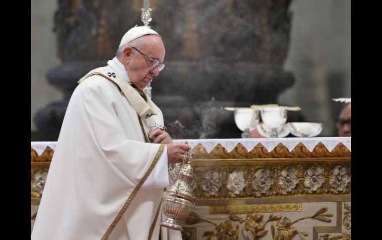 La tarde de este jueves Francisco celebrará de nuevo una misa, durante la cual lavará los pies a 12 refugiados. AFP / T. Fabi