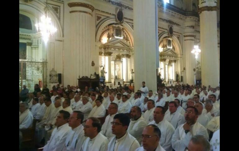 Mil presbíteros estuvieron presentes en este Jueves Santo. EL INFORMADOR / E. Barrera