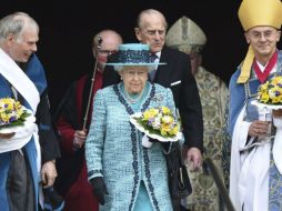 Isabel II entregó las monedas que celebran sus 90 años de vida, lo que la convierte en la más longeva del mundo. EFE / F. Arrizabalaga