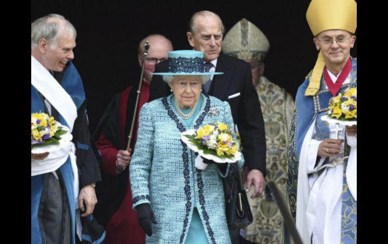 Isabel II entregó las monedas que celebran sus 90 años de vida, lo que la convierte en la más longeva del mundo. EFE / F. Arrizabalaga